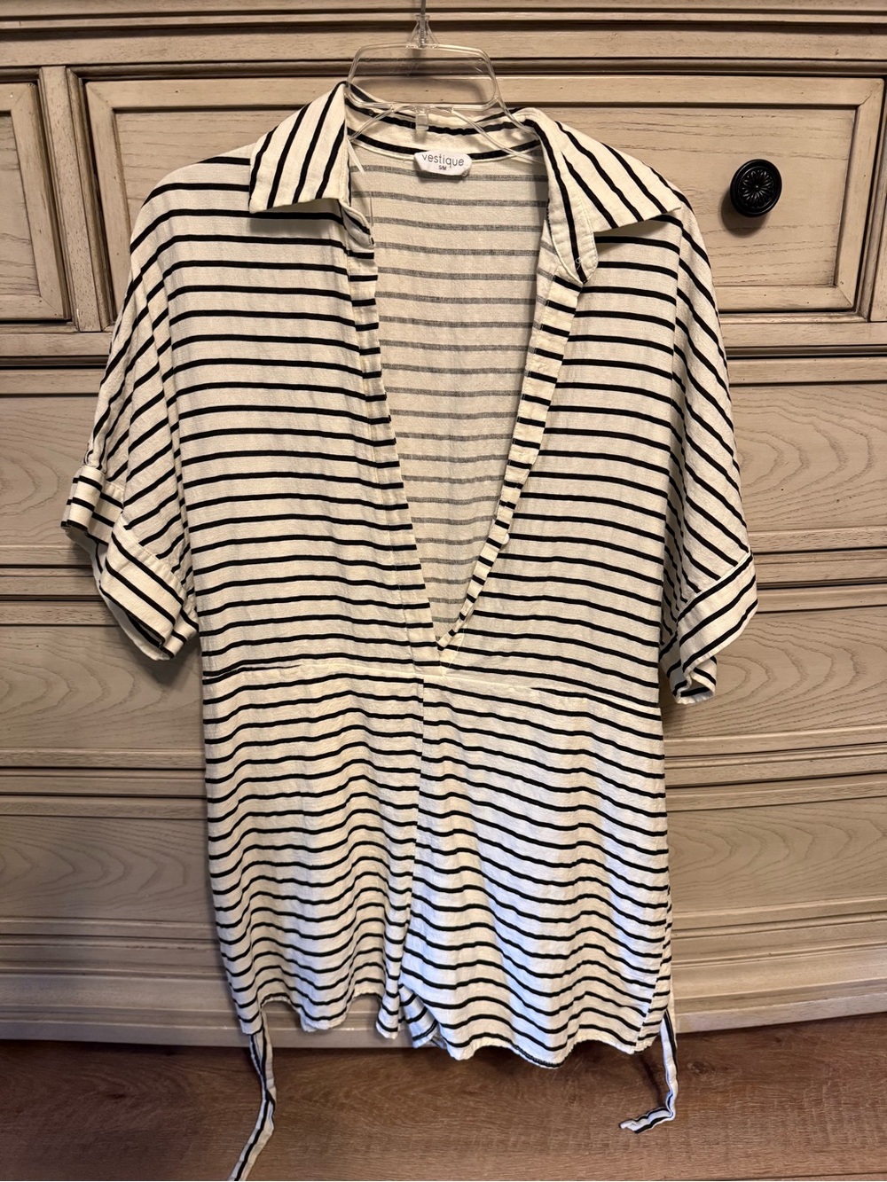 vestique White and Black Striped Short Sleeve Button-Down Shirt
